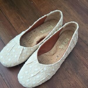 Kork Cream Peach Ballet Flats with Textured Floral Pattern